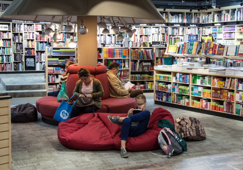 boutique-CARROS-min_books_bookstore_book_reader_readers_reading_shop_sale_books-849006